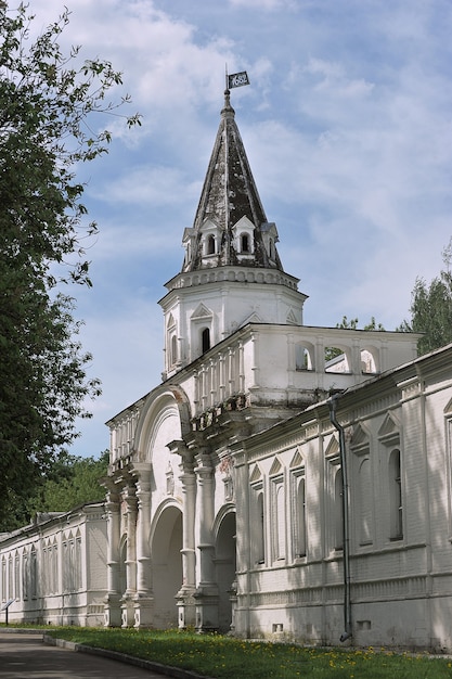 MOSKOU, RUSLAND - 23 mei 2021: Back Gate, monumentaal pand 1682 in het museumcomplex "Izmailovo manor" in Moskou