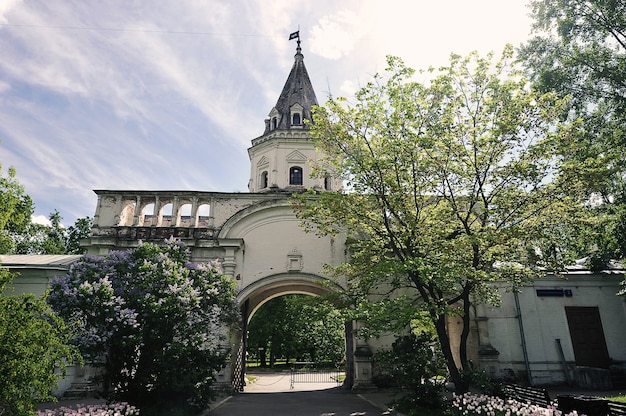 MOSKOU, RUSLAND - 23 mei 2021: Front Gate, monumentaal pand 1682 in het museumcomplex "Izmailovo manor" in Moskou