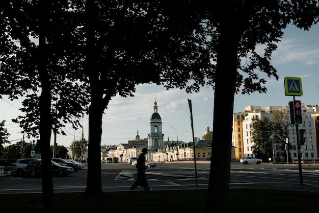 MOSKOU, RUSLAND - 28 AUGUSTUS 2021: Avond in de straten van Moskou.