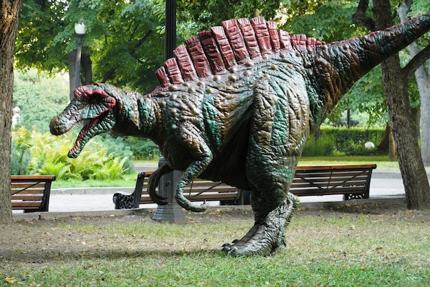 Moskou Rusland 28 augustus 2022 Animator in een dinosauruskostuum in Gorky Park veel plezier met kinderen