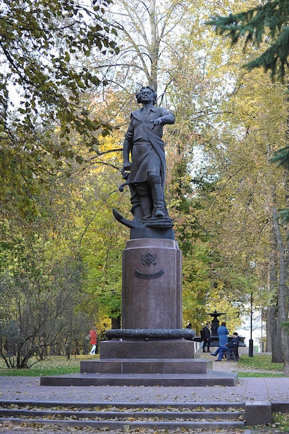 Moskou, Rusland - 3 oktober 2021: monument voor Peter de Grote op het eiland Izmailovsky in Moskou - herfsttijd