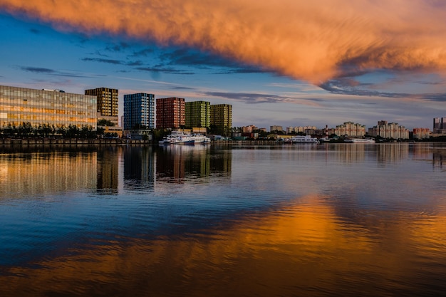 Moskou, Rusland - 5 augustus 2018: Uitzicht op moderne gebouwen in de buurt van het water tijdens zonsondergang.