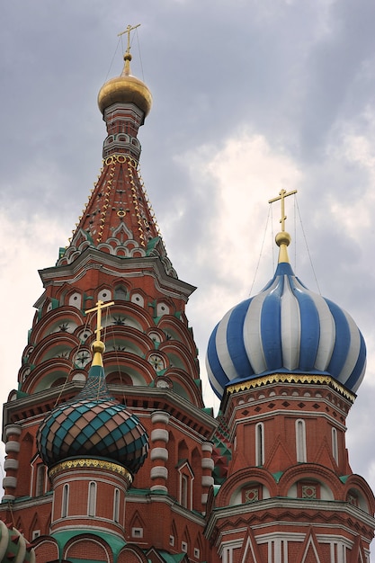 MOSKOU, RUSLAND - 6 juni 2021: koepels van de St. Basil's Cathedral op het plein in Moskou