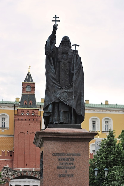 MOSKOU, RUSLAND - 6 juni 2021: monument voor de Heilige Martelaar Hermogenes in de Alexander Garden in Moskou