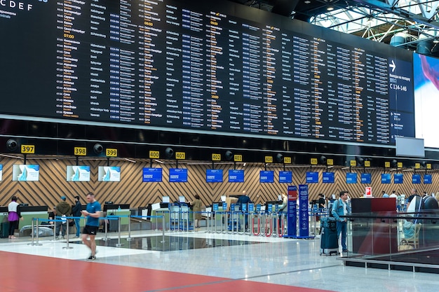 Moskou rusland juli 08 2022 luchthaven sheremetyevo vluchtinformatie monitoren en inchecken in sheremetyevo luchthaven check-in gebied