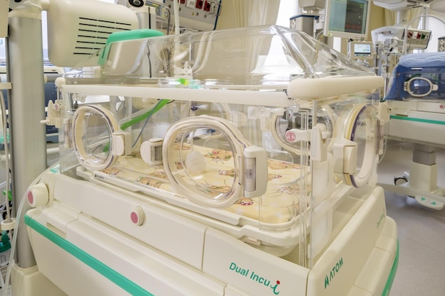 MOSKOU RUSLAND MAART 2022 couveuse voor baby's in moderne kraamafdeling van medisch centrumziekenhuis