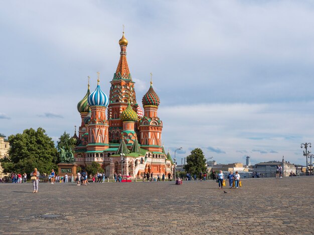 Moskou, rusland, rode plein, uitzicht op de st. basil's cathedral in sum