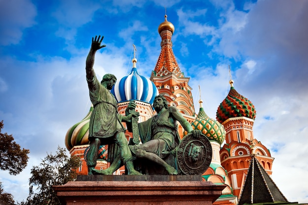 Moskou uitzicht op de stad van kathedraal en standbeelden