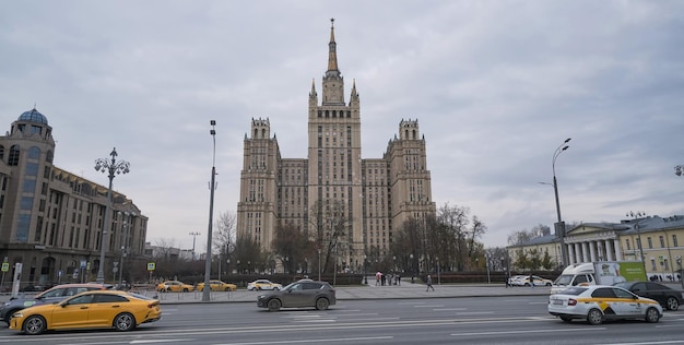 Moskou woongebouw op Kudrinskaya Square gefotografeerd 11112023