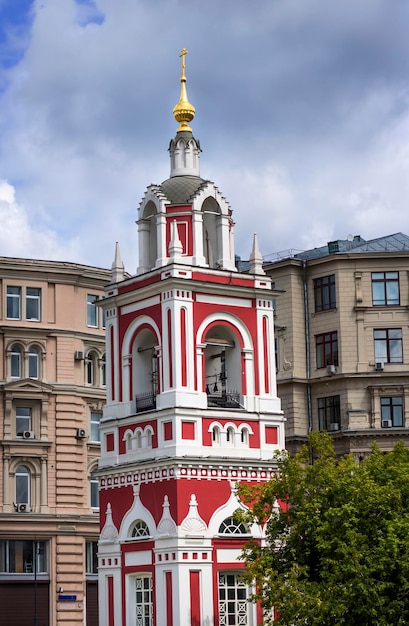 Moskouse architectuur van de 18e-eeuwse orthodoxe kerk in de stad met een klokkentoren