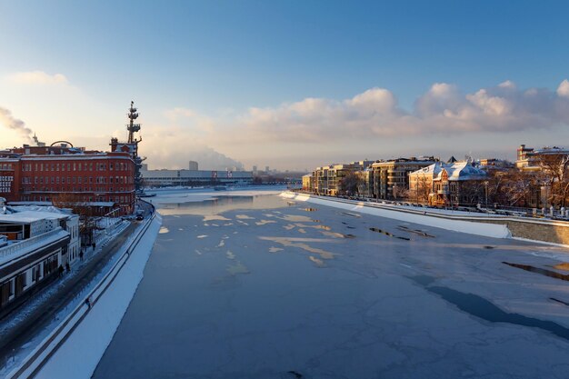 겨울에 Patriarshiy 다리에서 모스크바 강