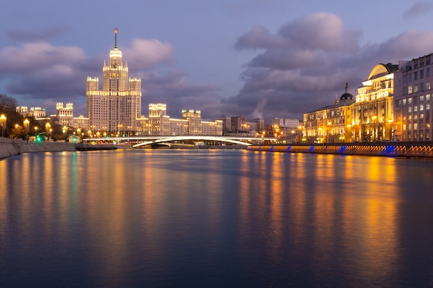 歴史的な建物と曇り空とモスクワ川の夜景