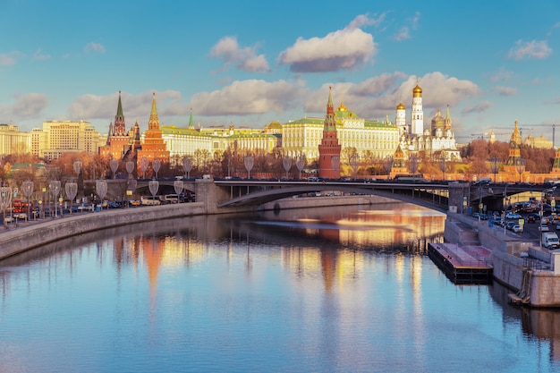 Moskva rivier en het Kremlin uitzicht vanaf de brug