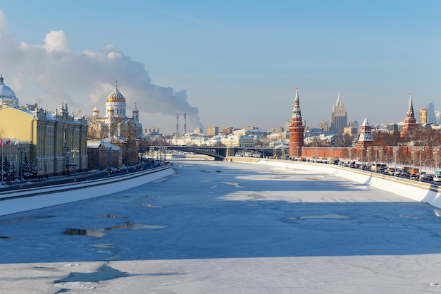 Moskva rivier in de buurt van Kremlin van Moskou op zonnige winterdag