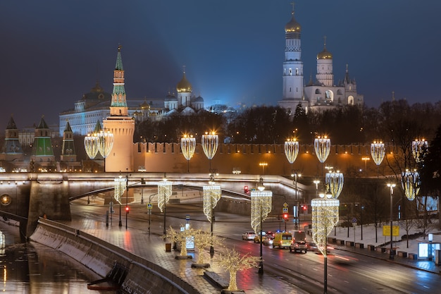 Argine moskvoretskaya e cremlino in inverno