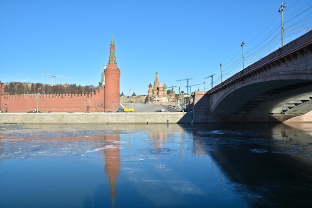 Moskvoretsky-brug voor het Kremlin . van Moskou