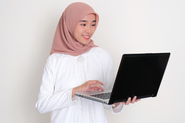 Photo moslem asian woman working using a laptop