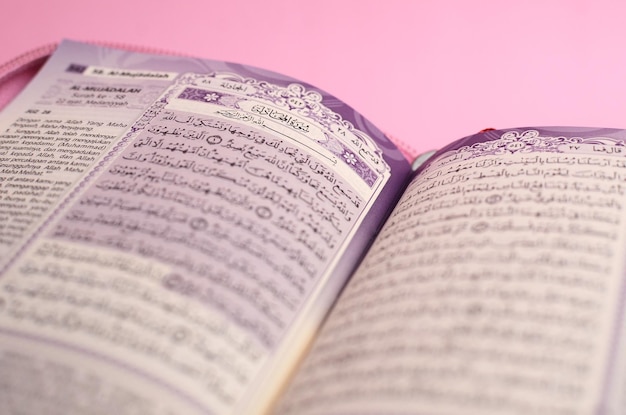 Moslim alquran met indonesische vertaling op roze achtergrond