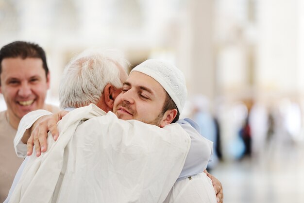 Moslim Arabische broers samenkomen met vader