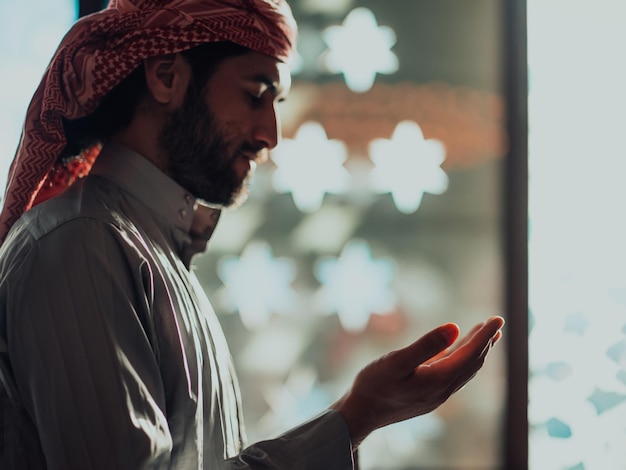 Moslim Arabische man bidden. Religieuze moslim man bidt in de moskee tijdens de ramadan. Foto van hoge kwaliteit