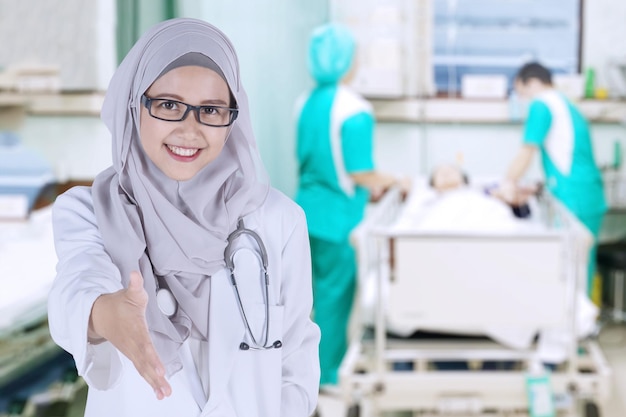 Moslim arts die een handdruk biedt in het ziekenhuis