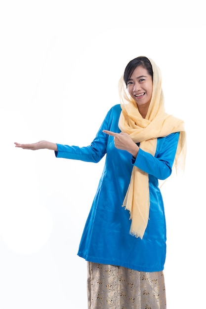 Moslim Aziatische vrouw die aan één kant richt