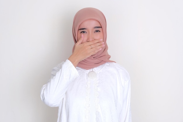 Moslim Aziatische vrouw die haar mond bedekt vanwege slechte adem
