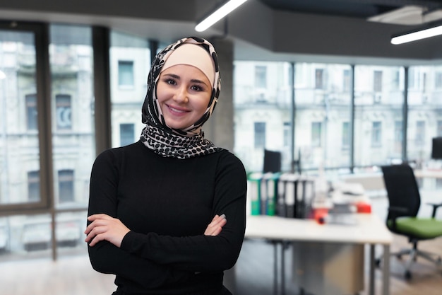 Moslim aziatische vrouw die op kantoor werkt met laptop