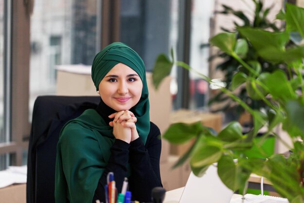 Moslim aziatische vrouw die werkt in een zakelijk thema op kantoor