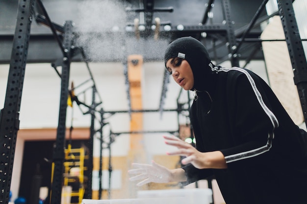 Moslim Aziatische vrouw in hijab die in een gymnastiek uitoefenen.