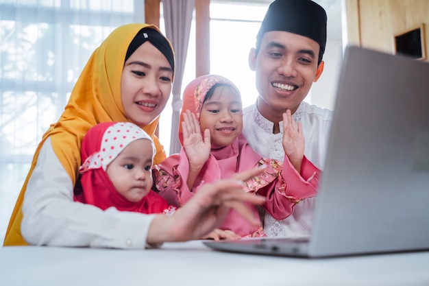 Moslim doet familie videoconferentie
