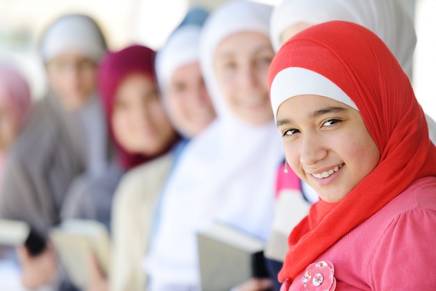 Moslim en Arabische meisjes leren samen in groep