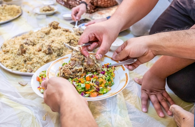 Moslim familiebijeenkomst voor iftar in ramadan