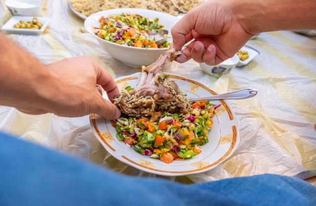 Moslim familiebijeenkomst voor iftar in ramadan