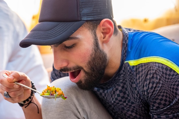 Moslim familiebijeenkomst voor iftar in ramadan