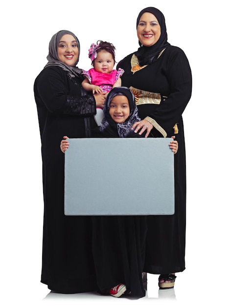 Moslim familieportret en posterruimte met kinderen moeder en grootmoeder samen in hijab Islam religie vredesbanner met vrouwen en kinderen samen voor reclame geïsoleerd op witte achtergrond