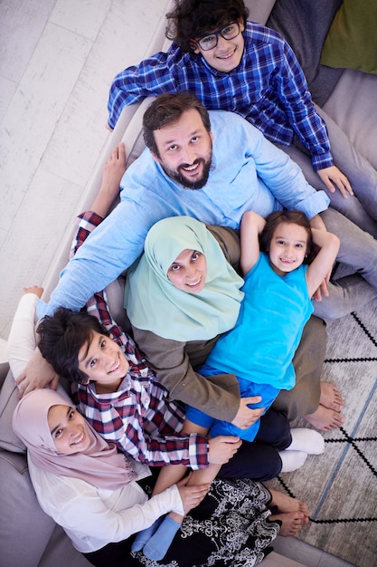 moslim familieportret met Arabische tienerkinderen bij modern interieur bovenaanzicht