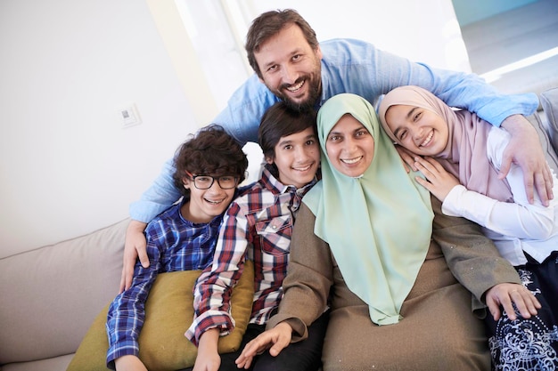 moslim familieportret met Arabische tienerkinderen in modern interieur