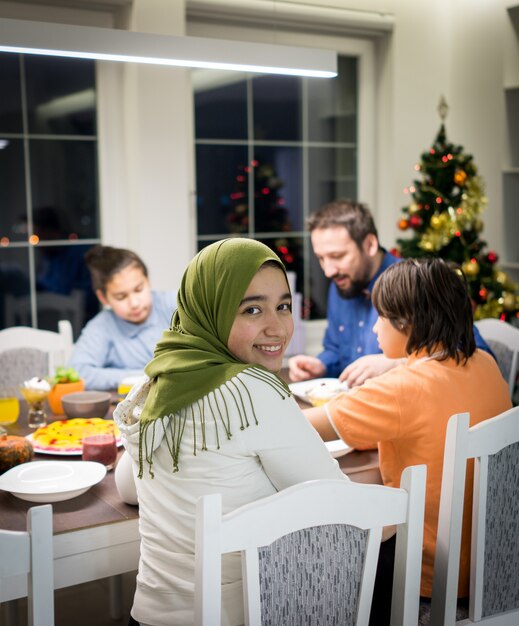 Moslim interreligieuze familie met kerstboom