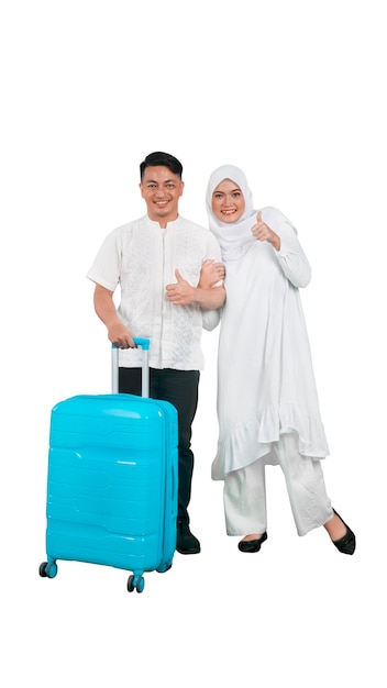 Moslim koppels vrouw en man poseren met een koffer