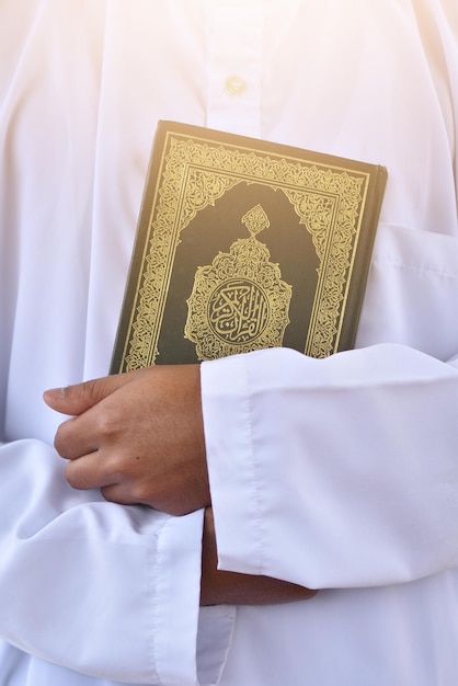 Moslim man die heilige koran islamitisch concept leest