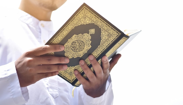 Moslim man die heilige koran islamitisch concept leest