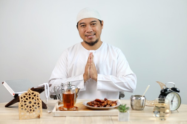 Moslim man gebaar Verwelkoming en begroeting voor Ramadan met Iftar eten en Ramadan decoratie