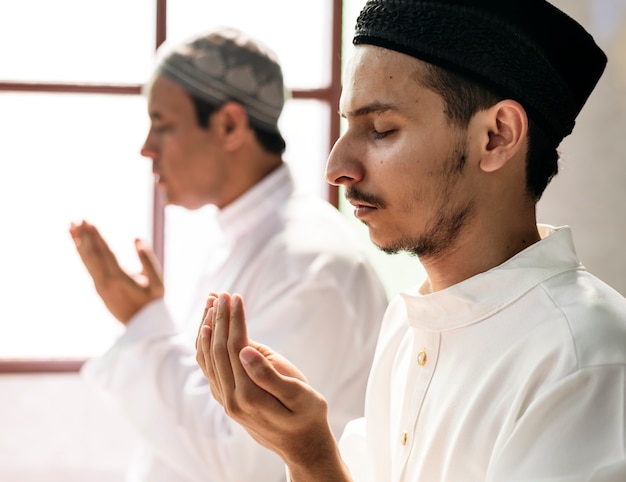 Moslim mannen bidden tijdens Ramadan