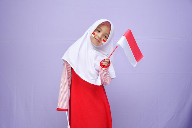 moslim meisje viert indonesische onafhankelijkheidsdag op 17 augustus moslim kind copyspace