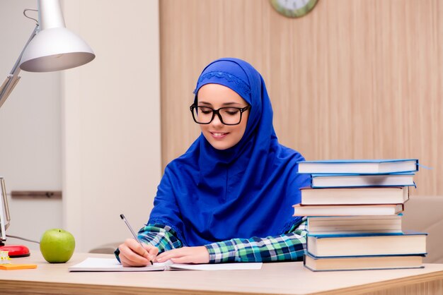 Moslim meisje voorbereiden op toelatingsexamens