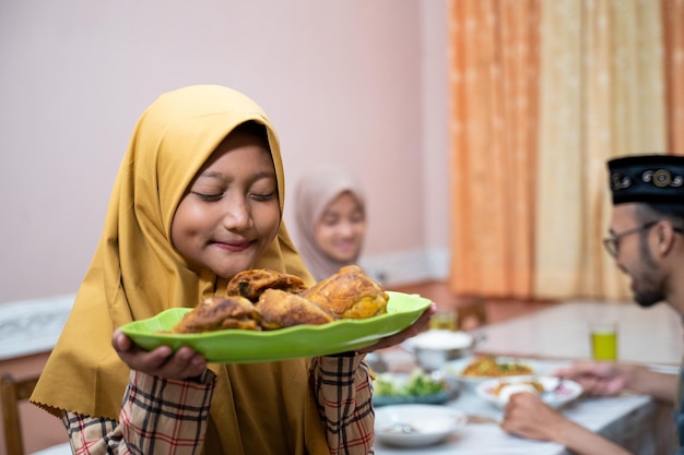 Moslim moeder serveert wat eten voor het familiediner