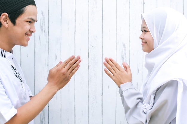 Moslim paar handdruk en begroeten elkaar op de viering van Eid Al Fitr