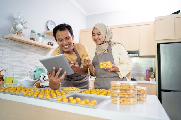 Moslim paar zakelijke verkoper eten bestellen thuis samen. nastar ananas cake