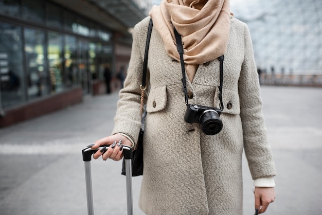 Foto moslim persoon die door de stad reist